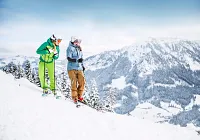 skifahreringeniesstdieaussichtaufdiehohesalvebrixentalmirjageh.jpg